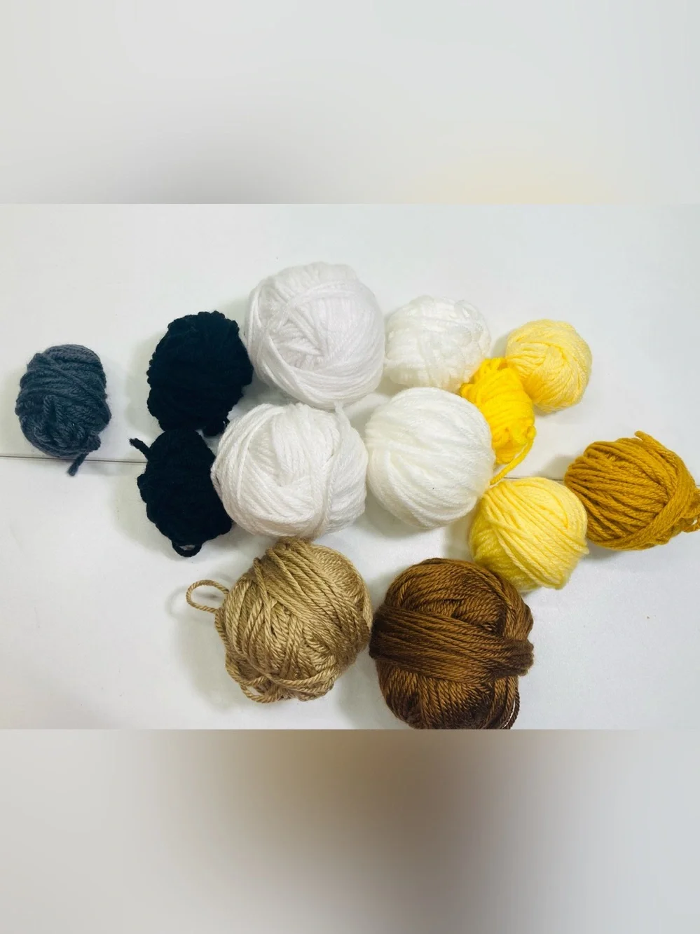 196g / 6.91 oz Assorted Yarn Balls Pack in White, Cream, Yellow, Brown, Black